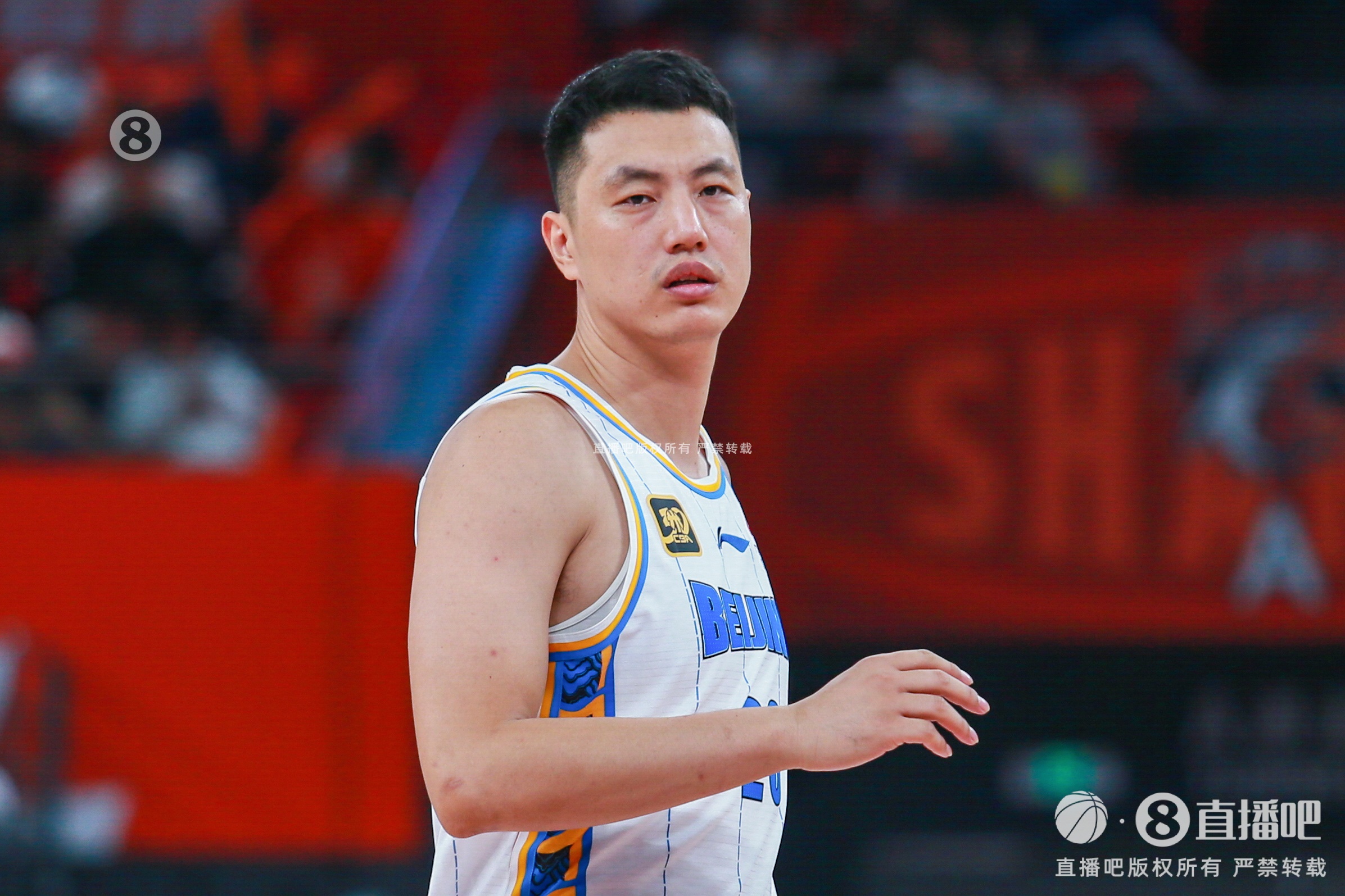 翟晓川出现了小腿肌肉拉伤 北京召回近期在发展联盟打球的范依铭